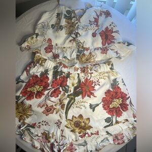 Women’s Lace up crop top short set in color ivory floral. XL . Stretch shorts